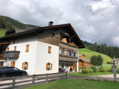  Sonnenuhr Apartment, Pension in Sexten