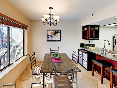 New Listing! Remodeled Condo, Minutes To Skiing Condo - image 5