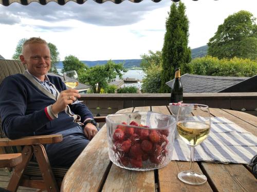 Terraza/balcón, Charming Lakeside House with sauna in Lillehammer City Center