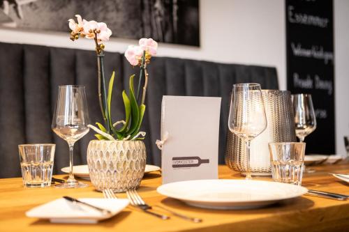 ห้องอาหาร, Zimmer & Appartements am Schloßplatz in โฮเอเนมส์