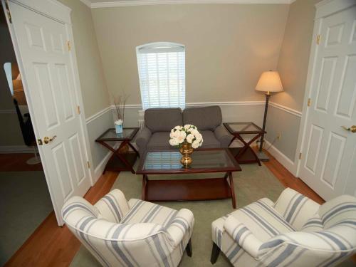 Bellevue Manor - image 8