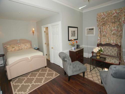 Bellevue Manor - image 12