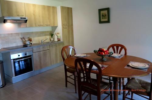 Rose cottage in Saint-Clet