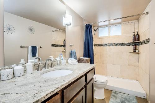 Old Town 2BR Condo with Pool and WiFi