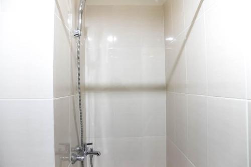 Spacious 1BR at The Oasis Cikarang Apartment By Travelio - image 3