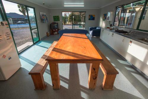 共用Lounge/電視區, 加冕公園汽車旅館 (Coronation Park Motel) in 阿什伯頓