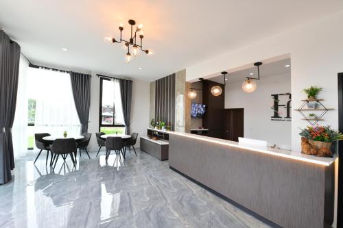 Comoditats, Feungfah Litz in Phetchabun