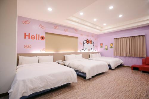3 double beds, 4 futon beds