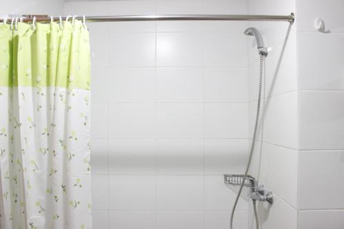 Comfortable Studio at Beverly Dago Apartment near ITB By Travelio - Tap to explore photos