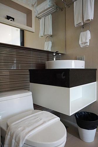 Deluxe Double Room image 4