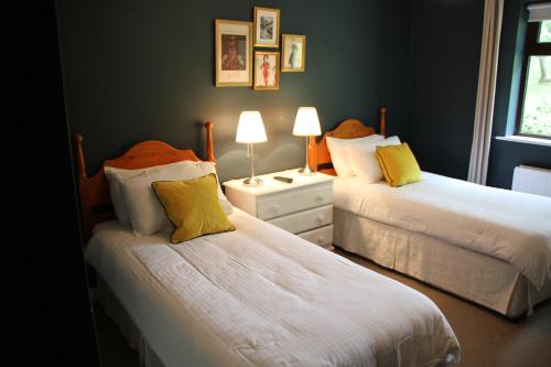 2 twin beds