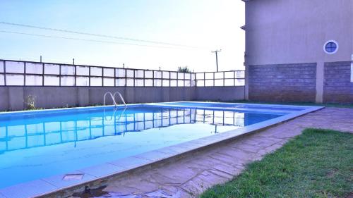 בריכת שחיה, Essy's Apartments Nakuru with pool & GYM in Nakuru