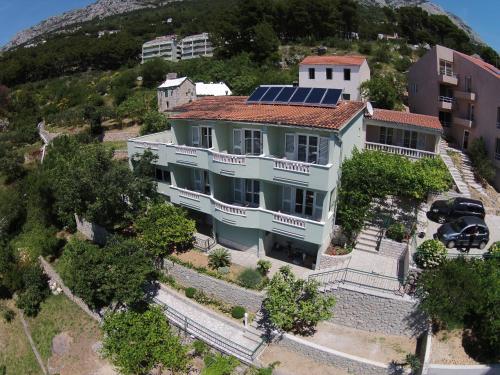  Apartments Tina in Brela