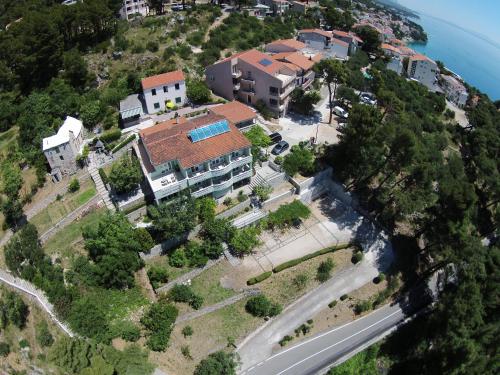  Apartments Tina in Brela