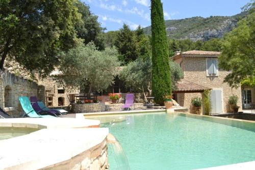 Belle maison avec sa piscine à débordement gîte à louer Saumane-de-Vaucluse