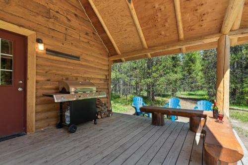 Little Fox by KABINO Fire Pit Large Yard Loft with Low Ceiling Grill WiFi in Island Park, USA