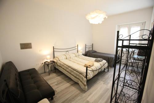 1 queen bed, 1 twin bed