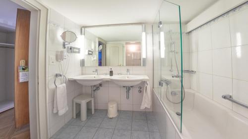 Superior Double or Twin Room image 8
