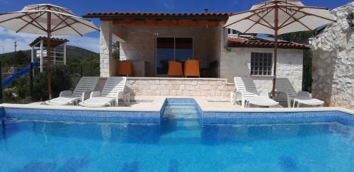  House with two pools, near Trogir in Gornji Seget