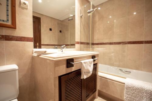 Cozy holiday apartment in 1 line beach complex with swimming pool