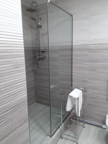 ฝักบัว, Camere de inchiriat Central La Calciu in มาห์มูเดีย