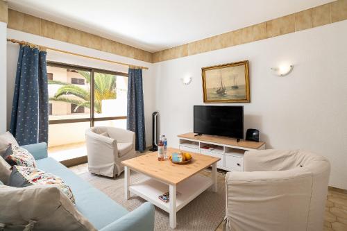  Apartment in Dona Ana Beach by Algarve Golden Properties, Ferienwohnung in Lagos