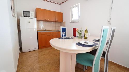  Apartments Kata in Gornji Karin