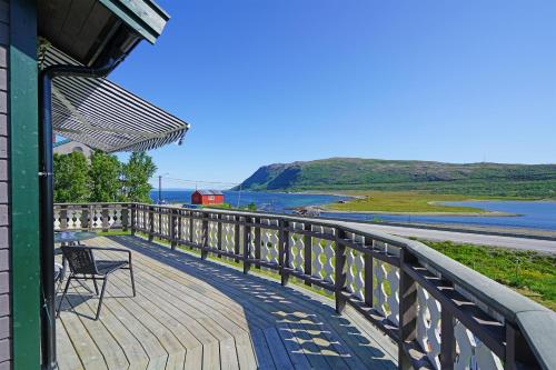 Erkély/terasz, Rivdnji Holiday Home Smørfjord in Russenes