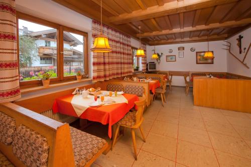 Restorāns, BED and BREAKFAST Pension Foidl in Oberndorfa pie Kicbēlas