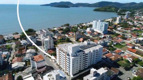 Apartamento 3 dorm a 100 metros da praia de Pereque em Porto Belo