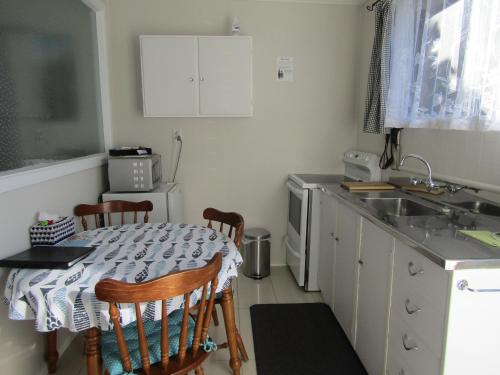 Beachside Sunnyvale Motel Room Type - One-Bedroom Apartment 2