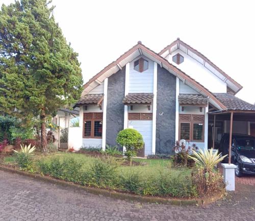 Villa Bougenville 2, Jalan Raya Kota Bunga Puncak