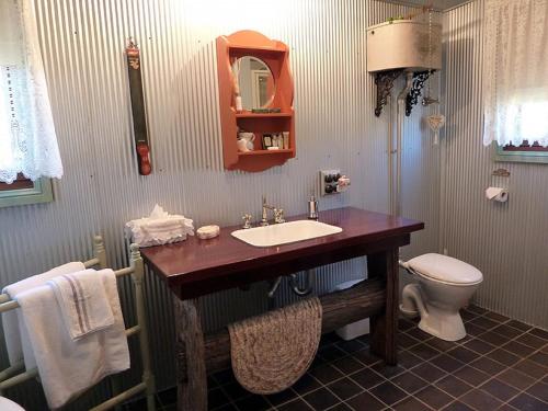 Bathroom, The Settlers Cottage Kangaroo Valley in Barrengarry