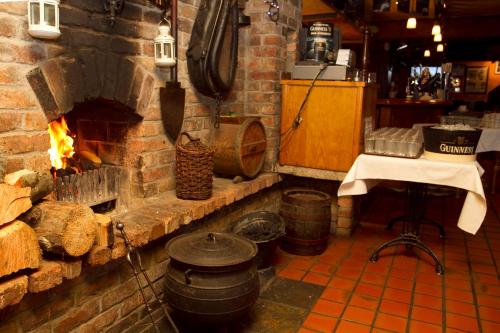 Lynhams Hotel - image 13