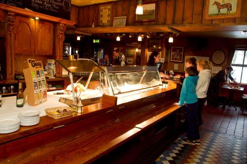 Lynhams Hotel - image 4