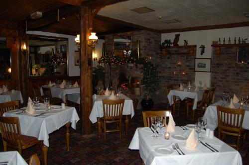 Lynhams Hotel - main image