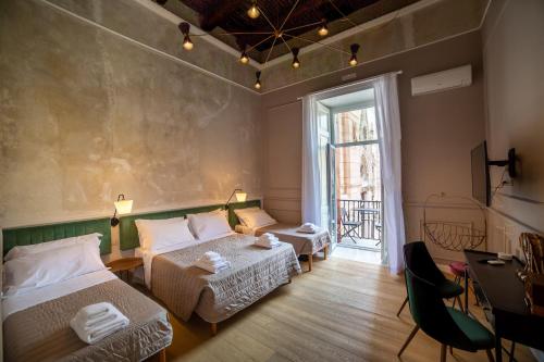 1 queen bed, 3 twin beds
