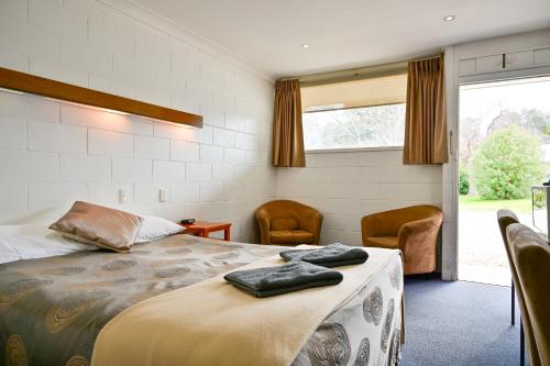 Byer Fountain Motor Inn in Χόλμπρουκ