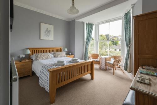 Cliftons Guest House - image 14