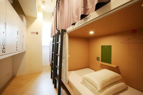 Bunk Bed in 4-Bed Female Dormitory Room image 8