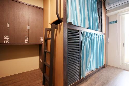Bunk Bed in Mixed Dormitory Room image 10