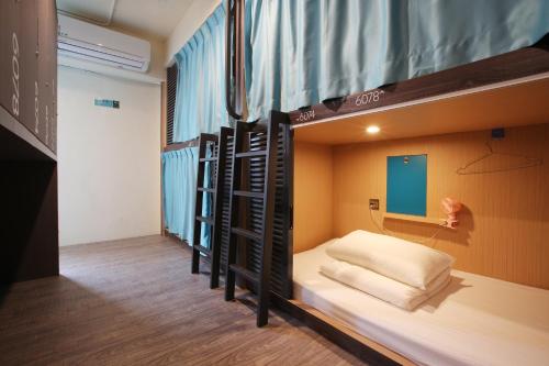 Bunk Bed in Mixed Dormitory Room image 9