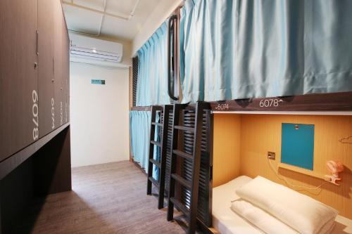 Bunk Bed in Mixed Dormitory Room image 8