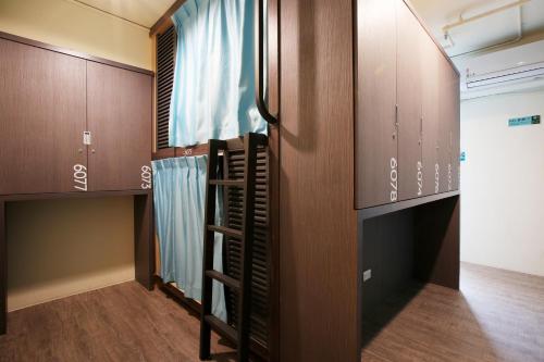 Bunk Bed in Mixed Dormitory Room image 7