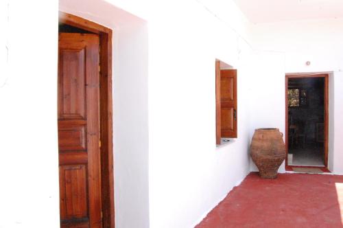  Old Winery House in Kolimvárion