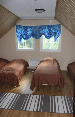 5 twin beds