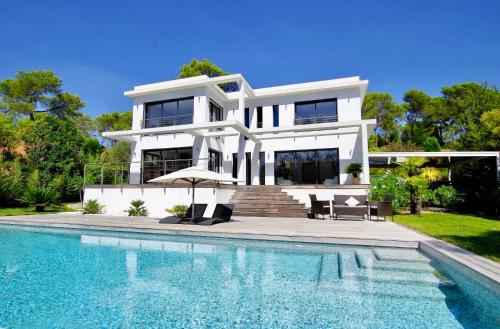 VILLA CONTEMPORAINE PISCINE DANS DOMAINE 300m2 gîte à louer Golf Cannes Mougins