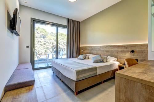 White Olive Elite Laganas Room Type - Family Room with Land View