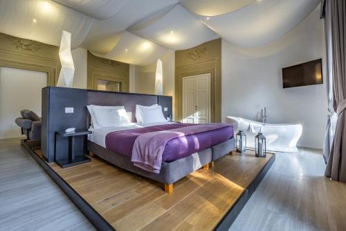 1 queen bed, 2 sofa beds