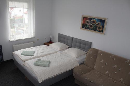 1 double bed, 2 twin beds